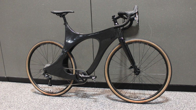 Carbon and wood combine together in an oddly curved bike Picture 2