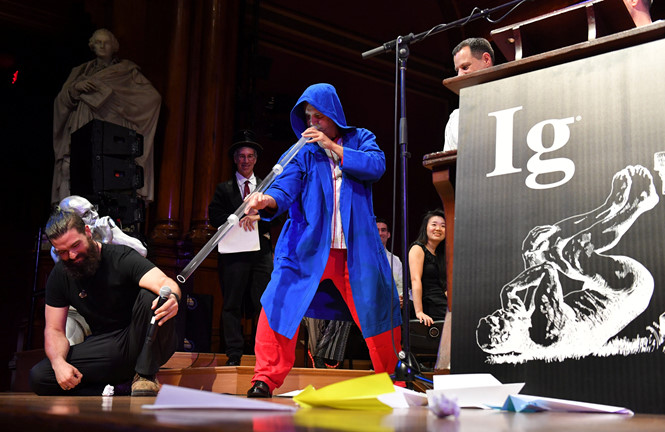 'Cats are liquids' and 'laughable' studies in the Ig Nobel Prize 2017 Picture 3