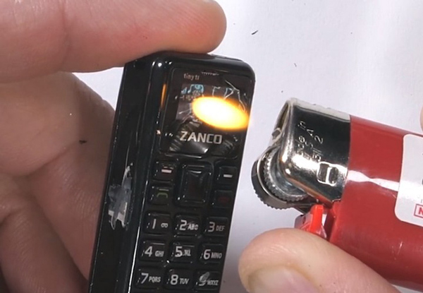 Check the durability of the smallest phone in the world and unexpected results Picture 5