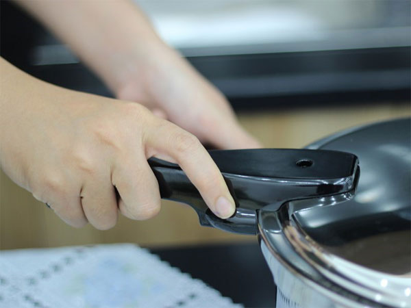 Clean the clean and clean pressure cooker after 7 steps Picture 3