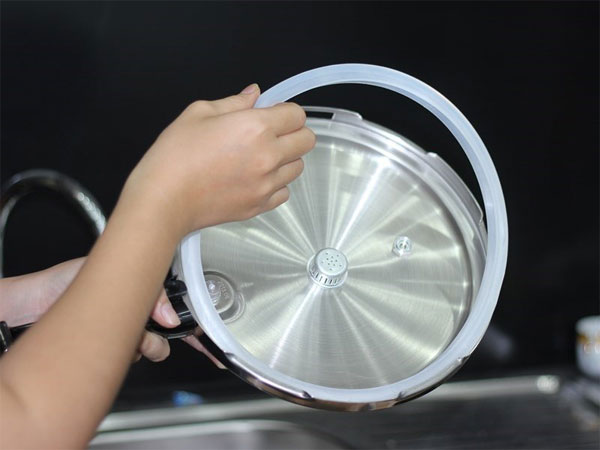 Clean the clean and clean pressure cooker after 7 steps Picture 5