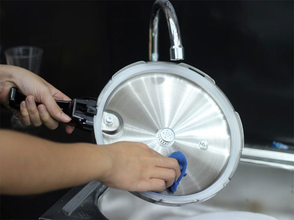 Clean the clean and clean pressure cooker after 7 steps Picture 6