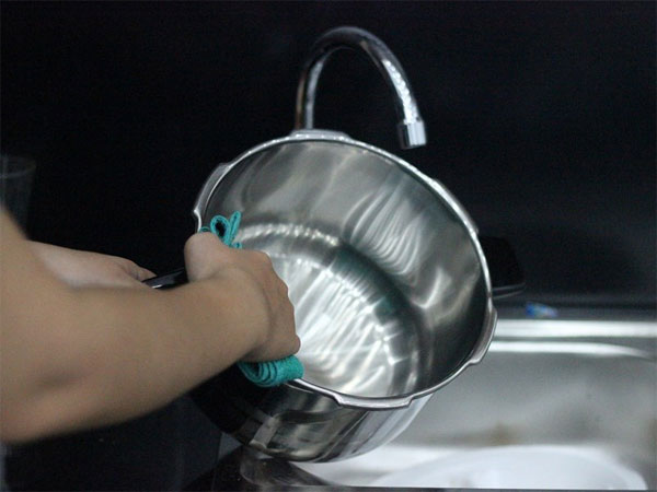 Clean the clean and clean pressure cooker after 7 steps Picture 8