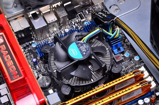 Cleaning computers to welcome Tet Picture 1