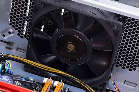 Cleaning computers to welcome Tet Picture 3