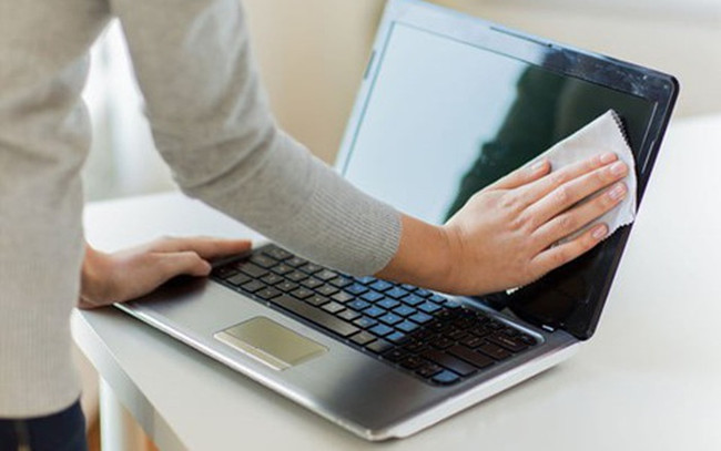 Cleaning computers to welcome Tet Picture 5