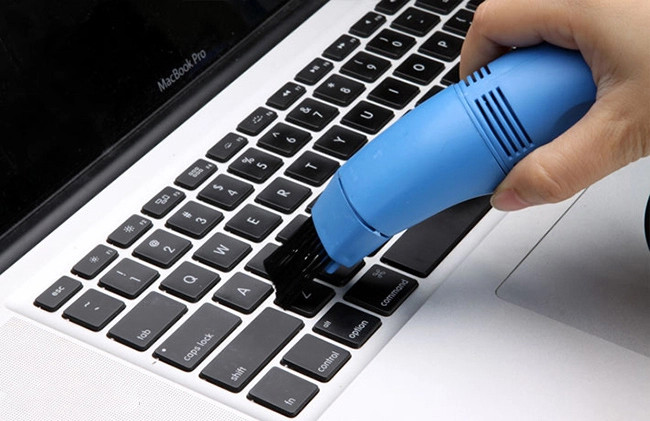 Cleaning computers to welcome Tet Picture 6