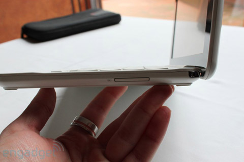 Close up of Compaq AirLife 100 running Android Picture 8