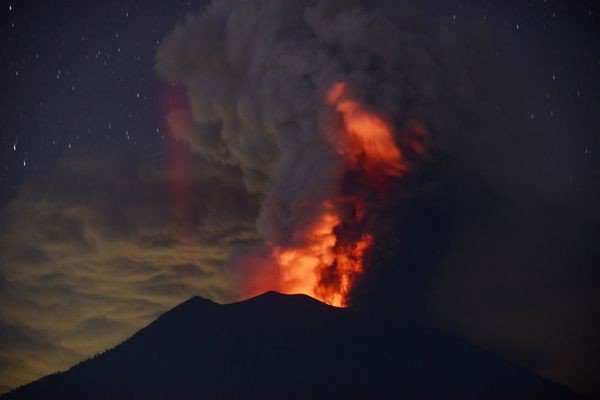 Close up of the Agung volcano in Bali erupts 4000m smoke pillars into the air Picture 1