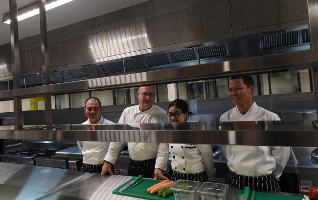 Close up of the place where the APEC National Bird's Nest is splendid as the palace in Da Nang Picture 11