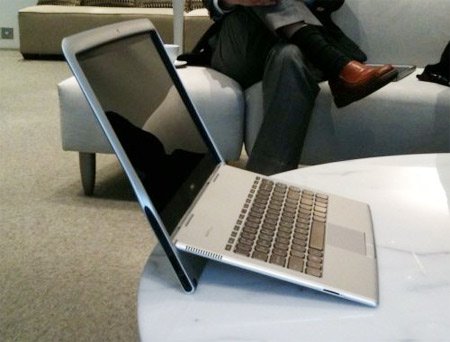 Close up of the ultra-thin Adamo XPS laptop Picture 6