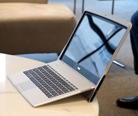 Close up of the ultra-thin Adamo XPS laptop Picture 7