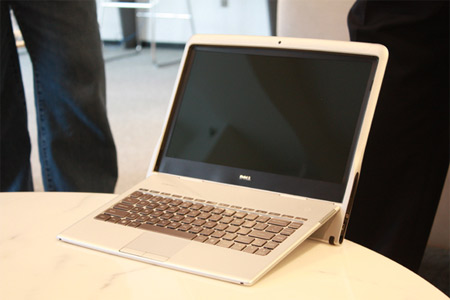 Close up of the ultra-thin Adamo XPS laptop Picture 8