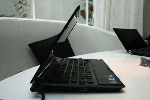 Close up Sony Vaio Z uses SSD Picture 7