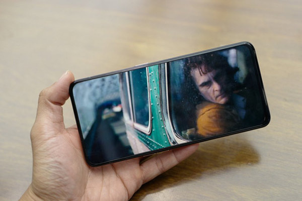 Close-up of Oppo Reno 2, 4 main cameras, 20x zoom, video stabilization Picture 14