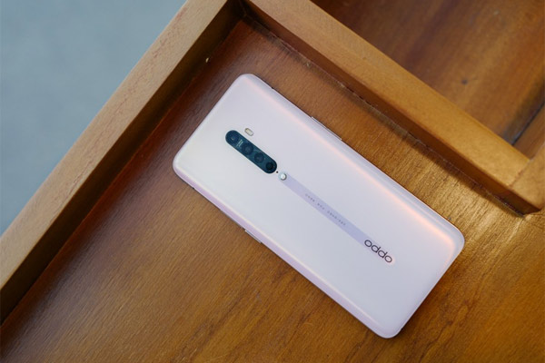 Close-up of Oppo Reno 2, 4 main cameras, 20x zoom, video stabilization Picture 17