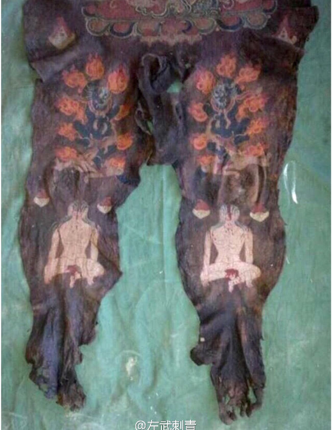 Cold neck with 2000 year old leather jacket Picture 3
