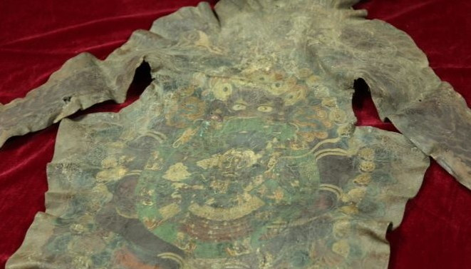 Cold neck with 2000 year old leather jacket Picture 5