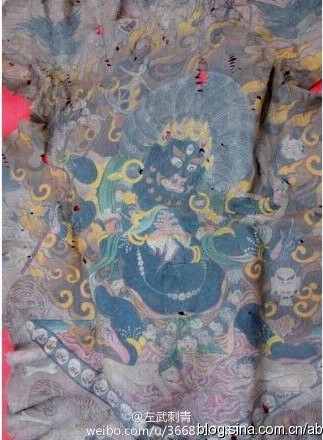 Cold neck with 2000 year old leather jacket Picture 6