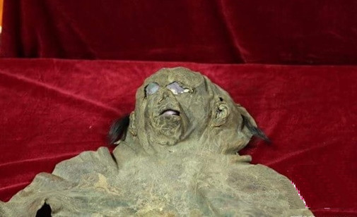 Cold neck with 2000 year old leather jacket Picture 8