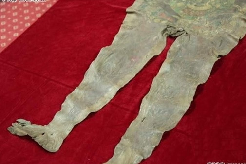 Cold neck with 2000 year old leather jacket Picture 9