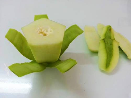 Decorate the Mid-Autumn fruit tray with roses, chrysanthemum, water lily made from super beautiful papaya Picture 3