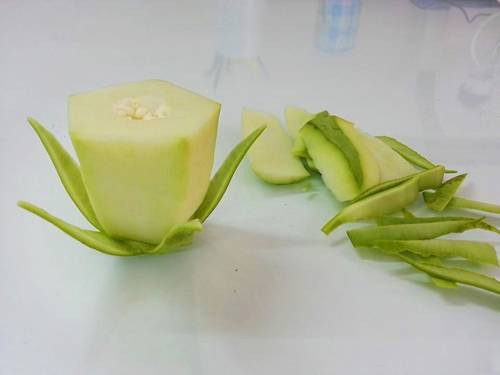 Decorate the Mid-Autumn fruit tray with roses, chrysanthemum, water lily made from super beautiful papaya Picture 4