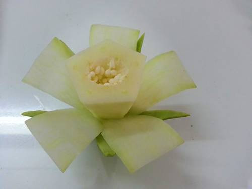 Decorate the Mid-Autumn fruit tray with roses, chrysanthemum, water lily made from super beautiful papaya Picture 5