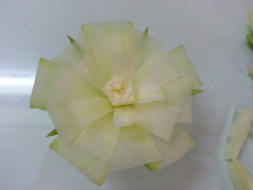 Decorate the Mid-Autumn fruit tray with roses, chrysanthemum, water lily made from super beautiful papaya Picture 6