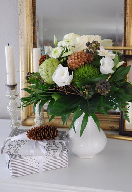 Decorate the 'very beautiful' Christmas house with pine needles and pine cones Picture 3