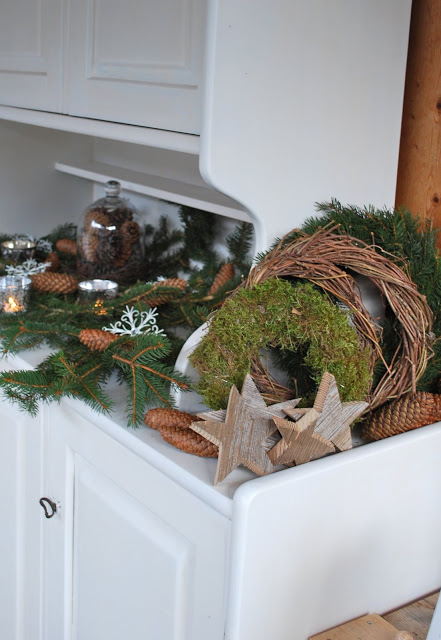Decorate the 'very beautiful' Christmas house with pine needles and pine cones Picture 5