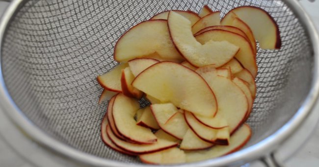 Delicious and beautiful rose flower apple cake for wife and mother on March 8 Picture 4