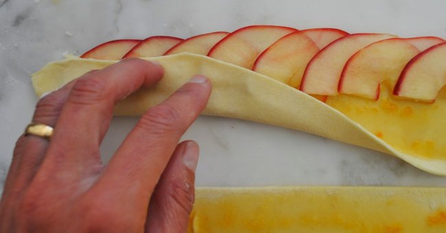 Delicious and beautiful rose flower apple cake for wife and mother on March 8 Picture 7