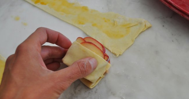 Delicious and beautiful rose flower apple cake for wife and mother on March 8 Picture 9