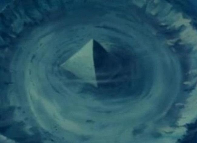 Discover 2 glass pyramids under the Bermuda Triangle Sea? Picture 3
