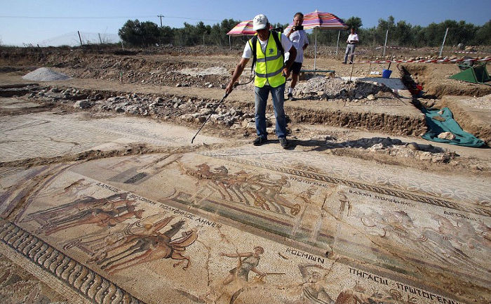Discover a 1000-year-old ancient Roman mosaic stone in Cyprus Picture 3