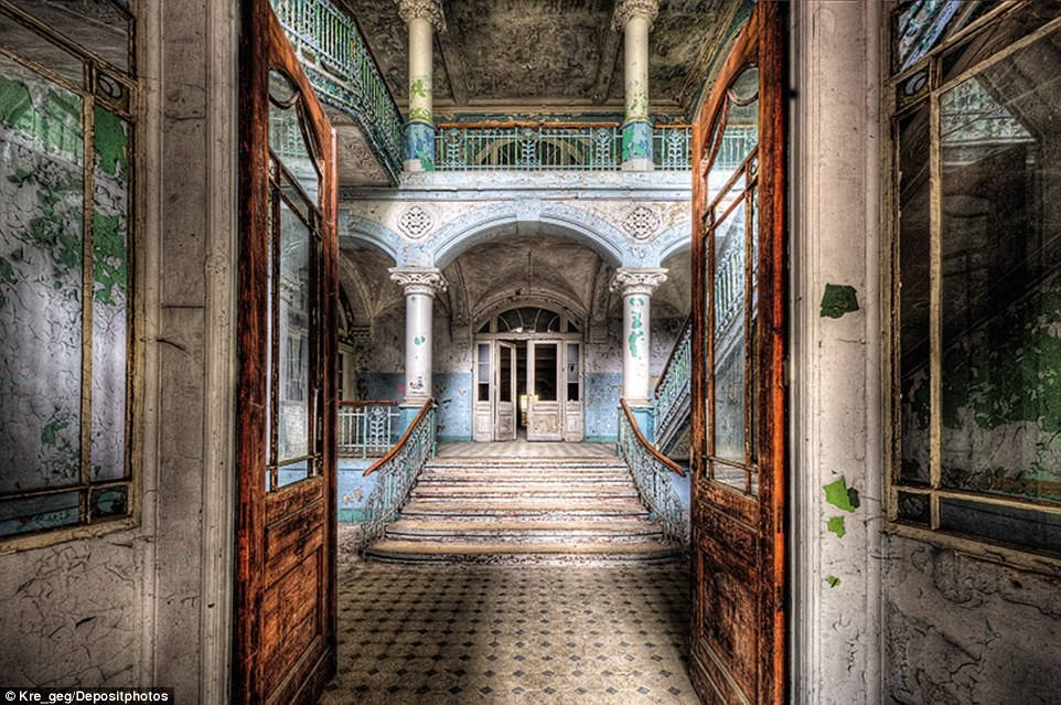 Discover abandoned places full of ghosts in the world Picture 12
