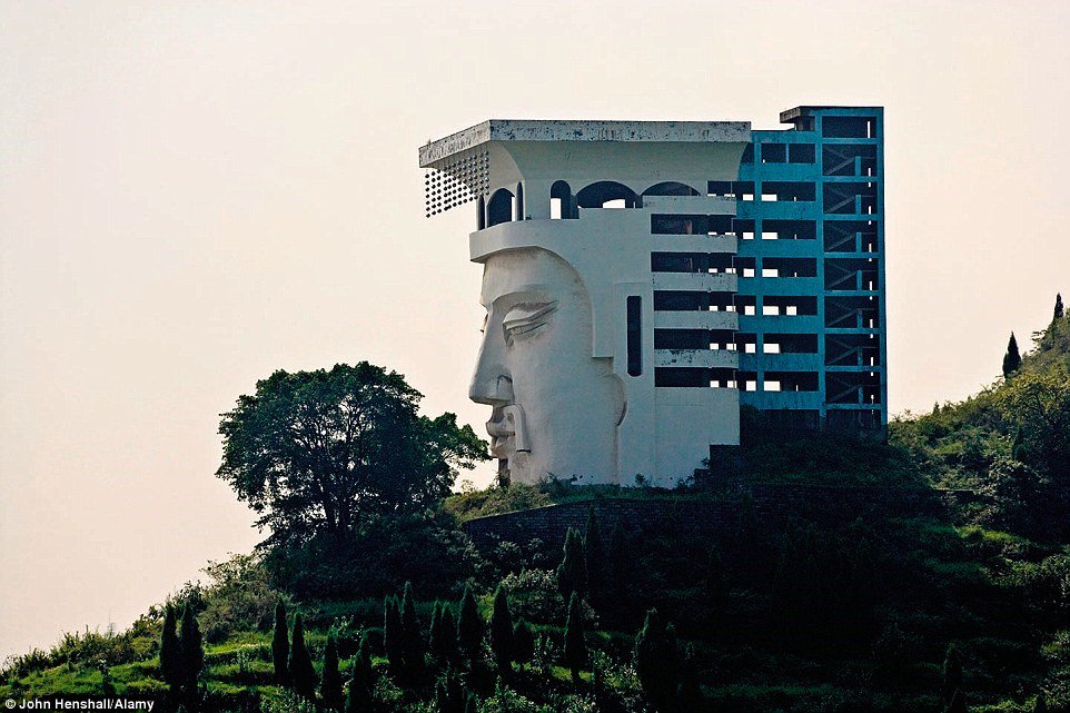 Discover abandoned places full of ghosts in the world Picture 6