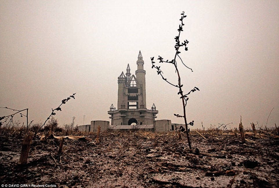 Discover abandoned places full of ghosts in the world Picture 9