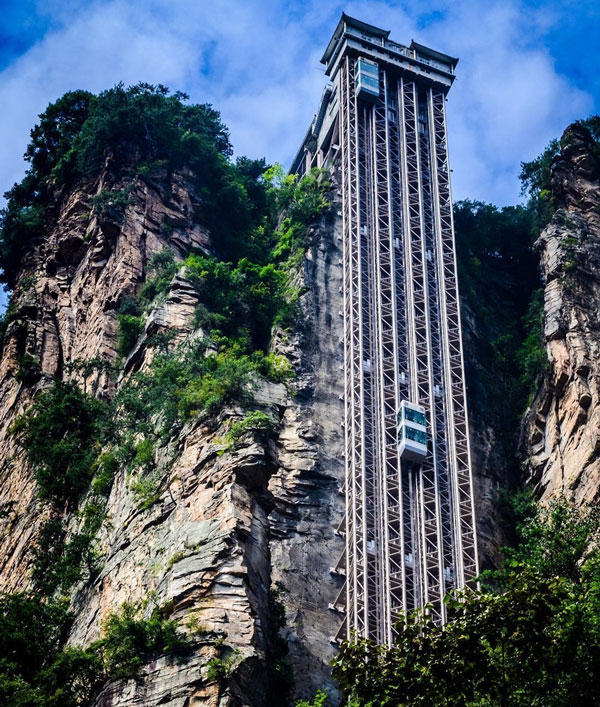 Discover an outdoor lift hanging along a vertical sandstone cliff, holding 3 world records Picture 16