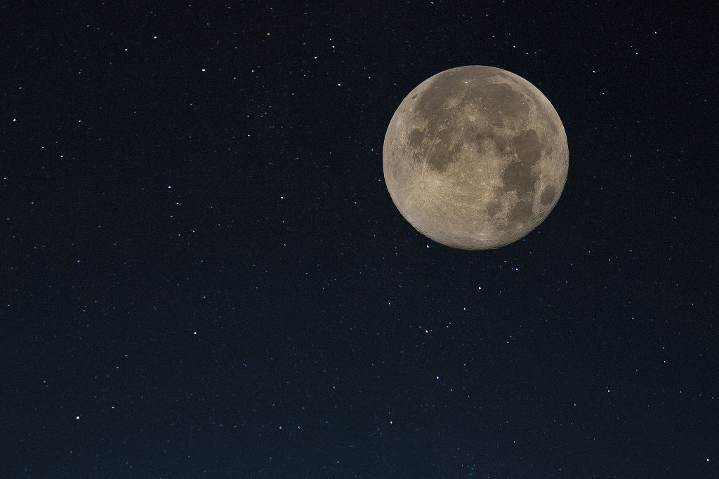 Discover incredible facts about the Moon Picture 1