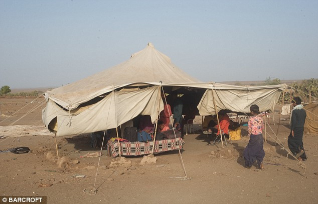 Discover the life of tribes living by cobra hypnosis Picture 7