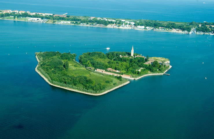 Discover the mysteries of the most ghost island in the world Picture 1
