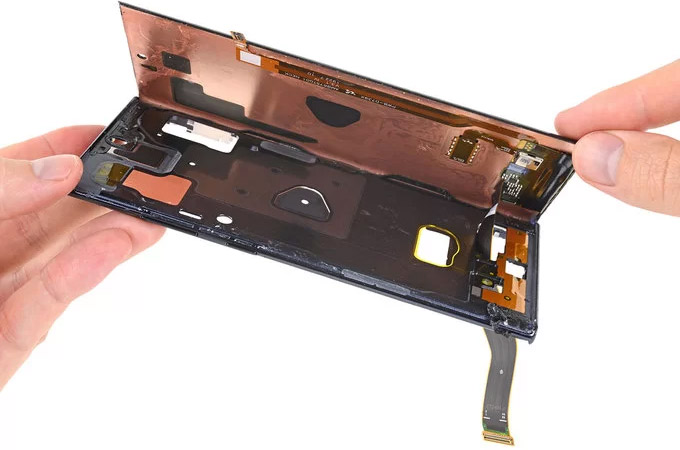 Discover the Samsung Galaxy Note10 + 5G interior, complex and difficult to repair Picture 9