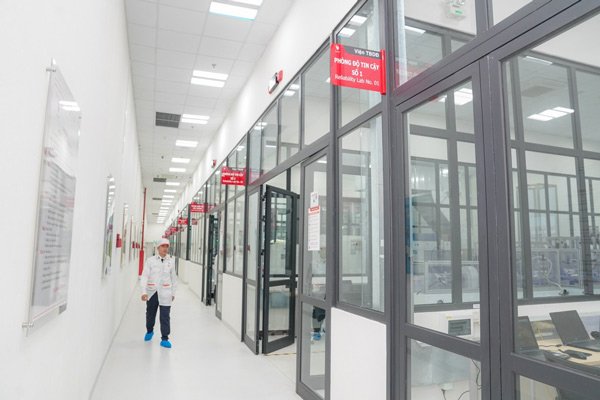 Discovering a Vsmart phone factory in Hoa Lac (Hanoi) Picture 14