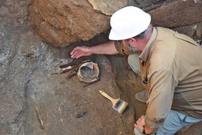 Discovering the 'all-encompassing' ancient crypt in the VIII century, BC in Italy Picture 4