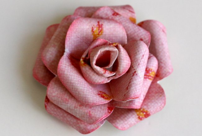 DIY paper roses decorate beautiful photo frames for Vietnamese Women's Day 20-10 Picture 10