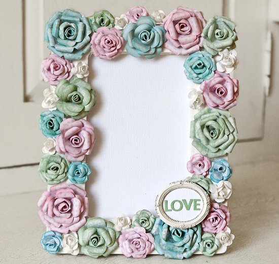 DIY paper roses decorate beautiful photo frames for Vietnamese Women's Day 20-10 Picture 11