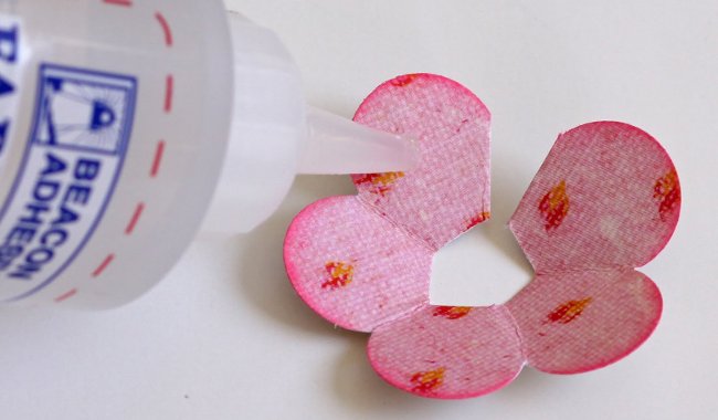 DIY paper roses decorate beautiful photo frames for Vietnamese Women's Day 20-10 Picture 4