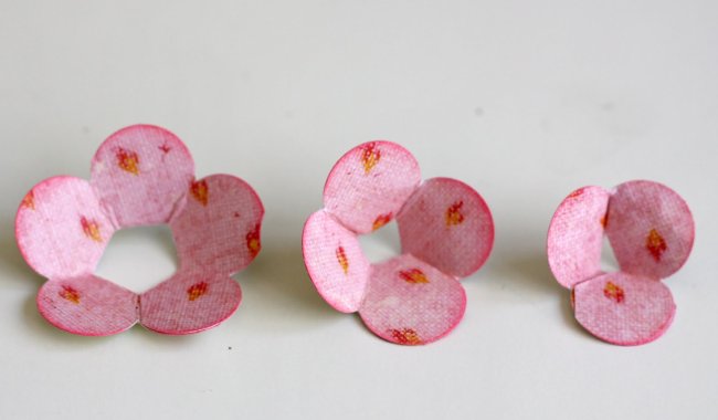 DIY paper roses decorate beautiful photo frames for Vietnamese Women's Day 20-10 Picture 5